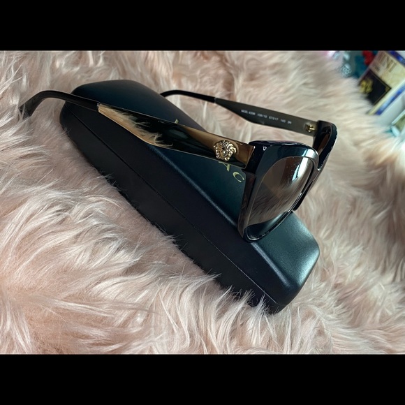 2️⃣9️⃣5️⃣ Authentic Versace Sunglasses 👓 - Picture 3 of 9